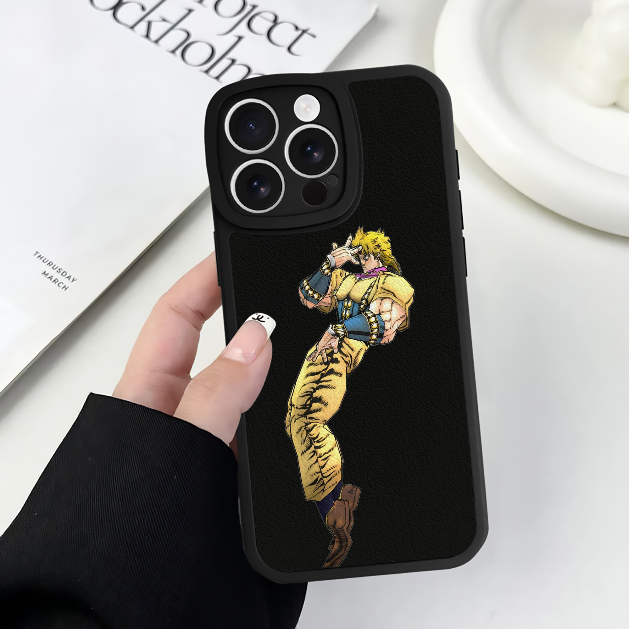 （画像用） ジョジョの奇妙な冒険 ディオ?ブランドー JoJo's Bizarre Adventure Dio Brando 【iPhone 16シリーズ対応】シリコンスマホケース（レザー調） 材質：シリコン